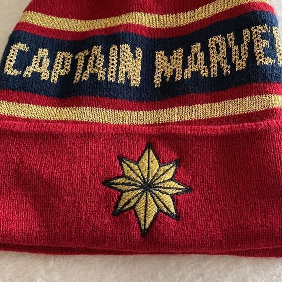 Captain Marvel knit Pom Pom Beanie hat NWOT - Picture 3 of 6